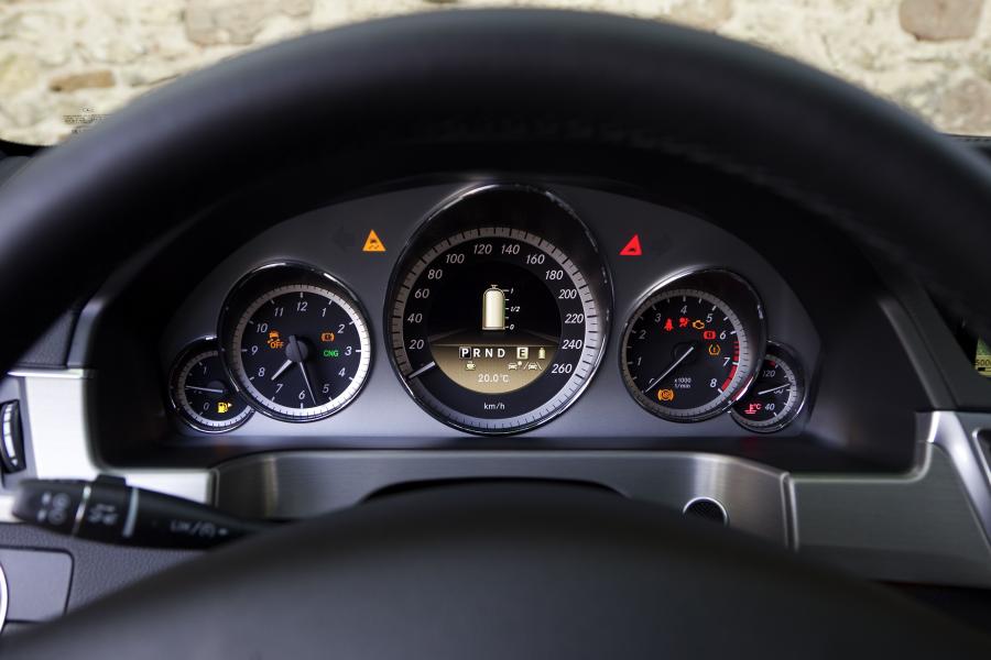  Mercedes-Benz E200 NGT 2011 года  (фото 8 из 16)